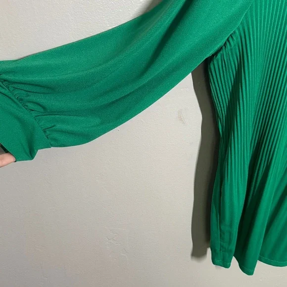 Chic Emerald Green Blouse for Women - Picture 3 of 4